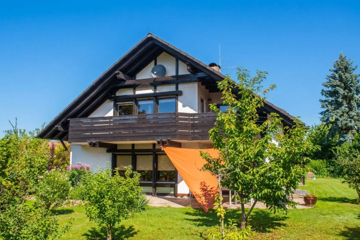 Ferienwohnung in Roth-Bernlohe – Balkonansicht des Hauses