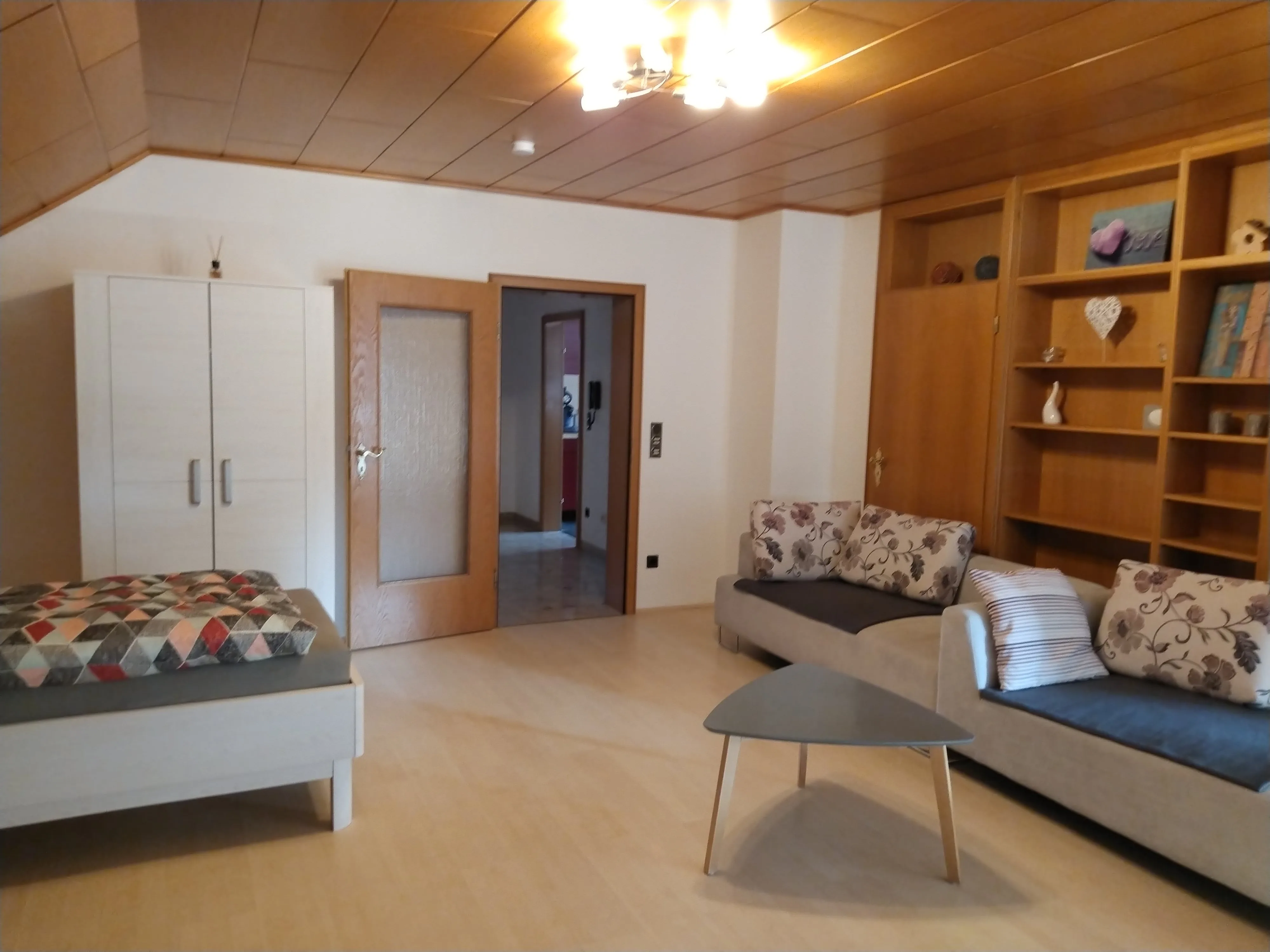 Wohn-Schlafzimmer – Seitlich