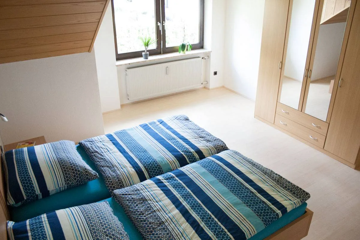 Hauptschlafzimmer mit bequemem Bett